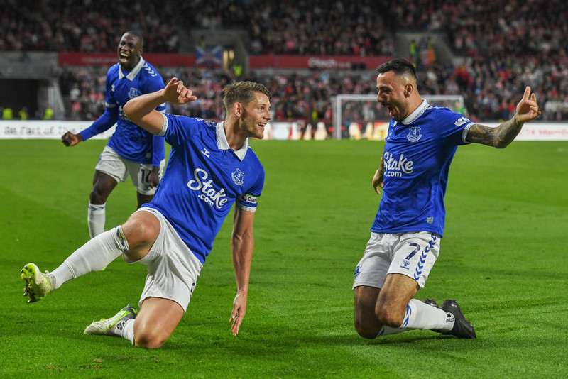 James Tarkowski og Dwight McNeil fagna marki.