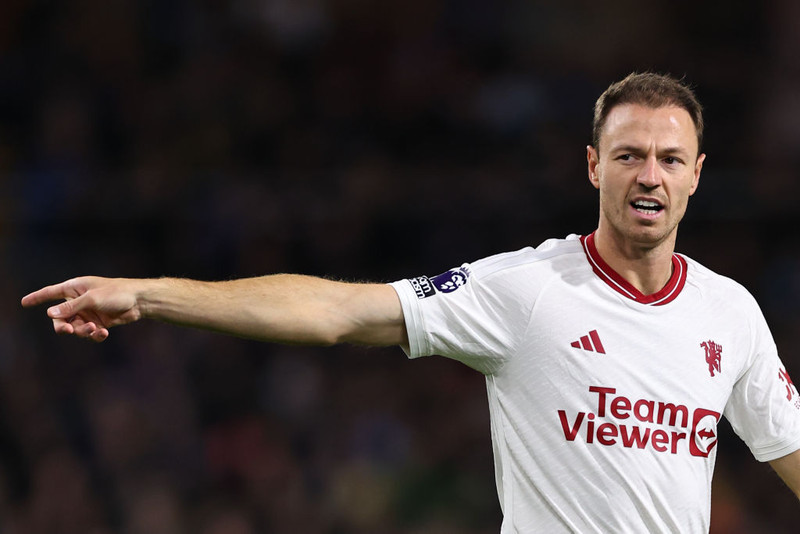Jonny Evans byrjar í dag.