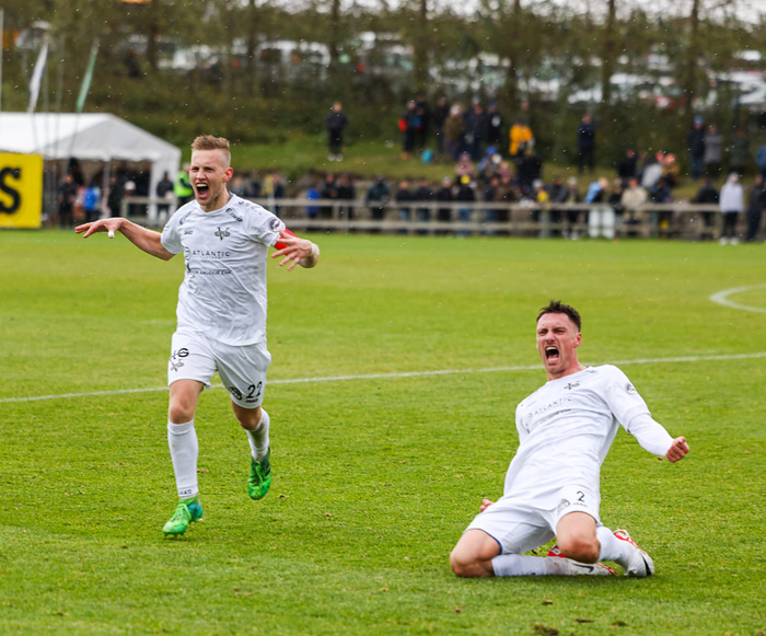 Fagnað af innlifun í leikslok.