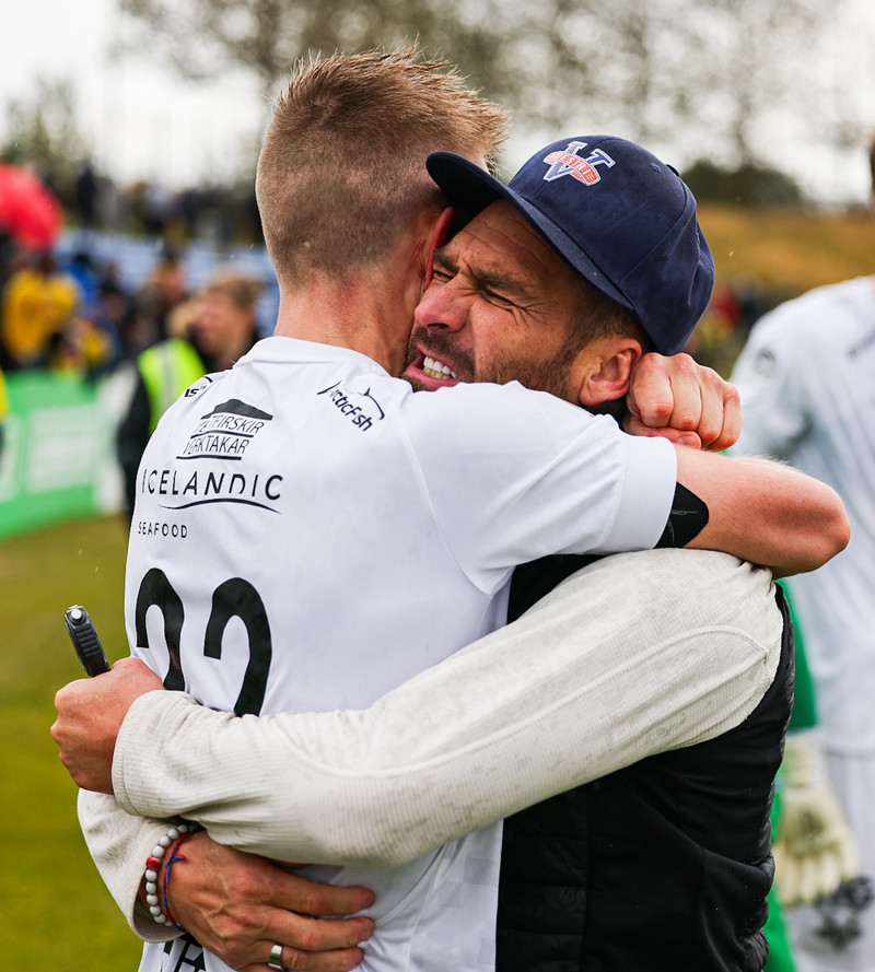 Innilegt faðmlag í leikslok.