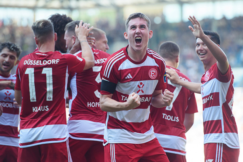 Ísak fagnar marki með Fortuna Düsseldorf.