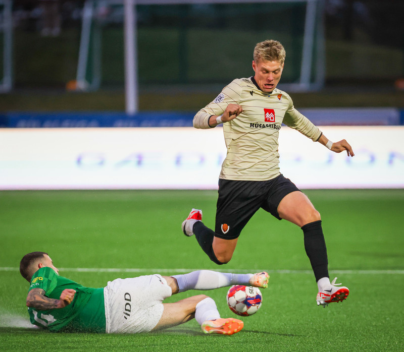 Damir Muminovic leikmaður Breiðabliks hirðir boltann af Birni Snæ í kvöld.
