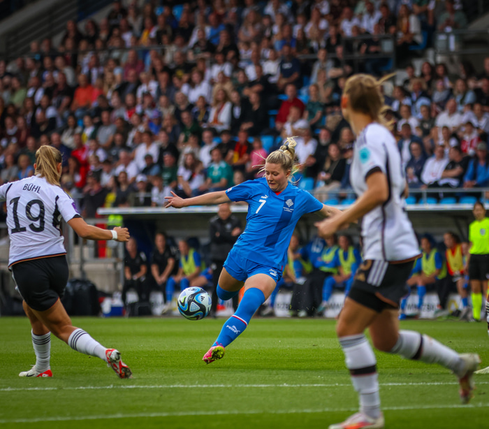 Selma Sól reynir skot að marki.