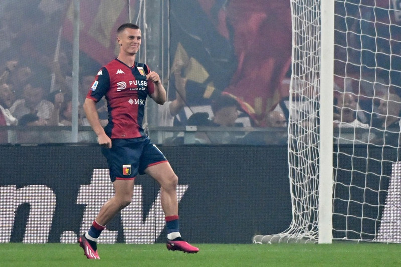 Frændi Alberts: Hann fer frá Genoa í janúar