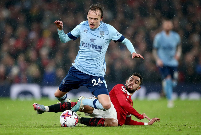 <b>Miðjumaður: Mikkel Damsgaard (Brentford)</b> - Þessi sókndjarfi Dani lagði upp tvö í gríðarlega skemmtilegum sigri Brentford gegn Wolves um helgina þar sem átta mörk voru skoruð í leiknum.