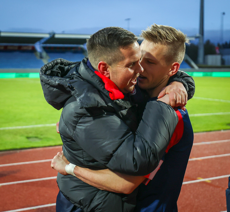 Sammi og Elmar Atli fagna hér sætinu í efstu deild haustið 2023.
