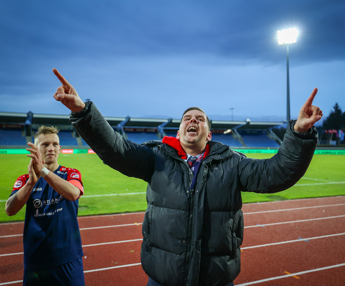Sammi fær að fylgjast með sínum mönnum í efstu deild á alvöru heimavelli í dag