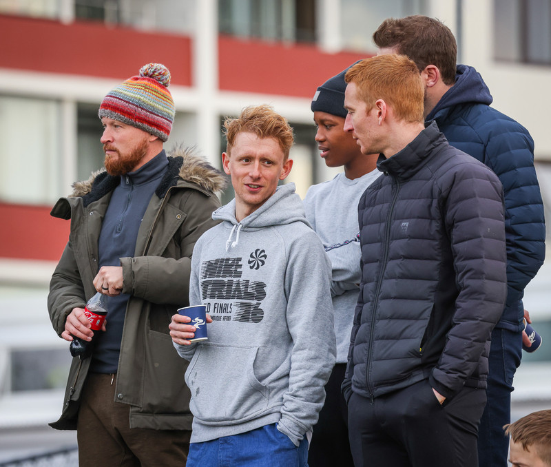 Chris ræðir hér við Aron Bjarka Jósepsson, miðvörð Gróttu.
