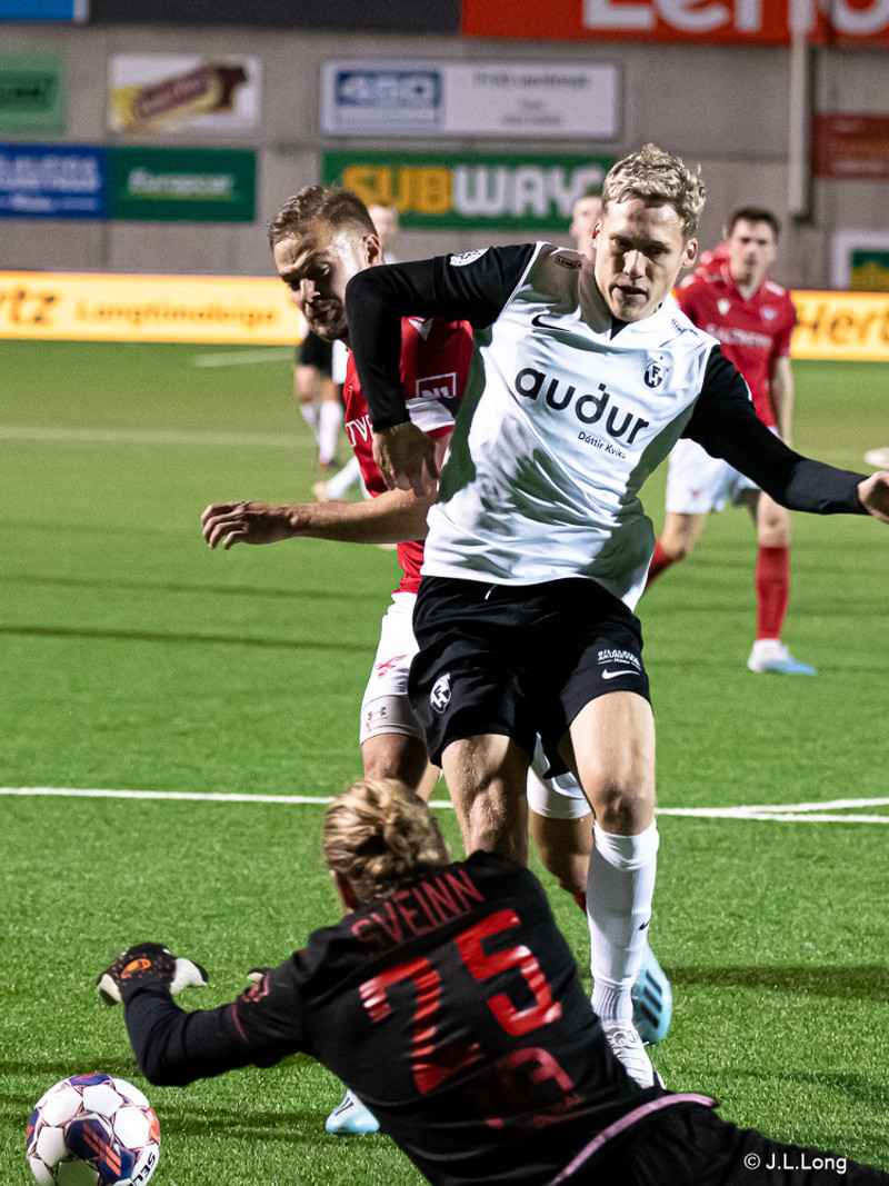 Valur mætir FH.