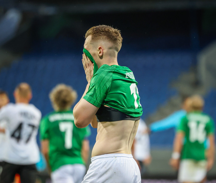 Gísli Eyjólfsson skoraði markið en fékk sitt annað gula spjald seint í leiknum og verður því ekki með á morgun.