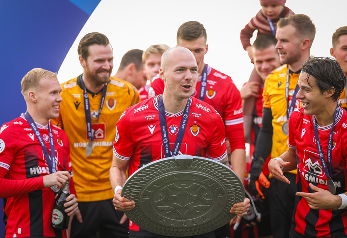 Aron Elís Þrándarson með Íslandsmeistaraskjöldinn.