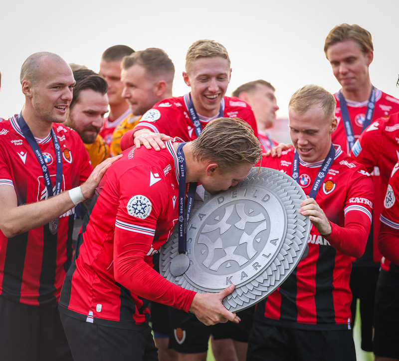 Ekroth kyssir Íslandsmeistaraskjöldinn.