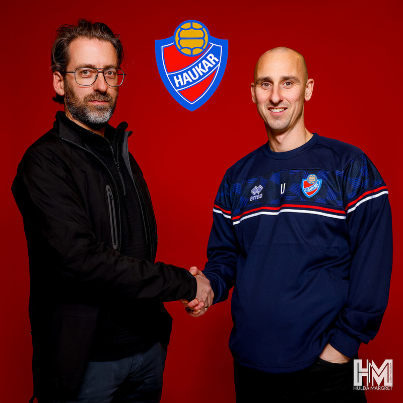 Jón Erlendsson, formaður meistaraflokksráðs karla hjá Haukum og Ian Jeffs, handsala samninginn