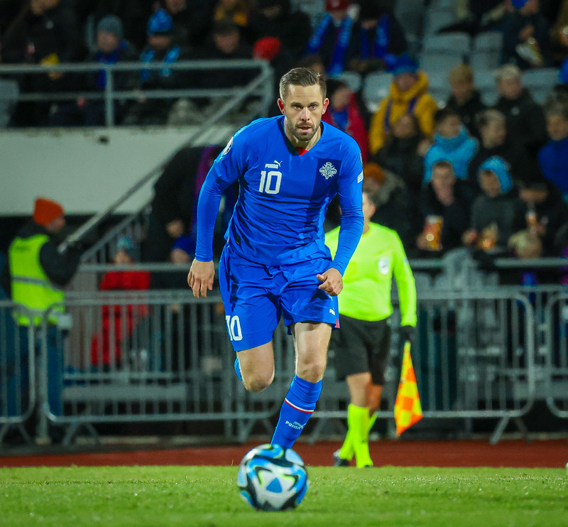 Gylfi í endurhæfingu á Spáni og vonast til að vera með í umspilinu