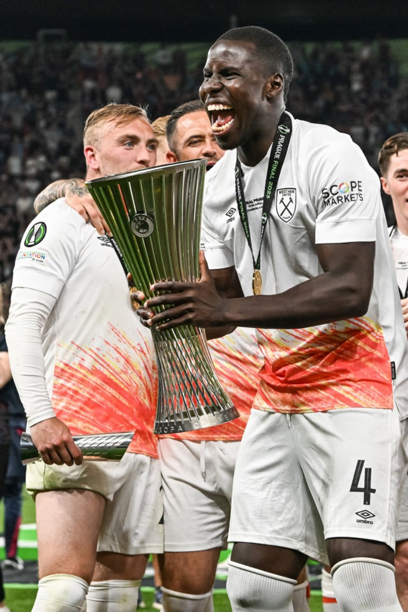 Zouma og Coufal fara á frjálsri sölu (Staðfest)