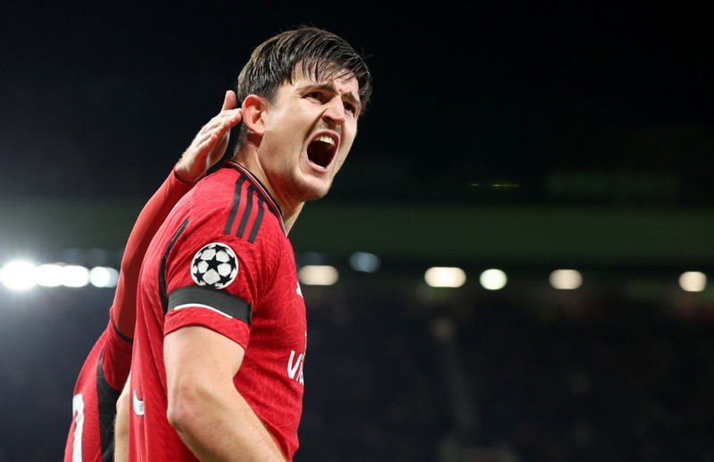 Harry Maguire þrumuskallaði hornspyrnu Fernandes í netið