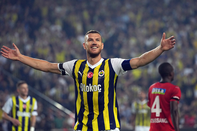Elías hélt hreinu - Dzeko með þrennu fyrir Mourinho
