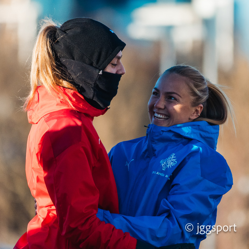 Glódís Perla Viggósdóttir, landsliðsfyrirliði, hér til hægri.