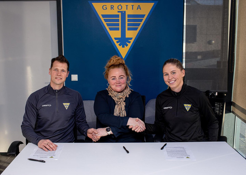 Samningurinn handsalaður.