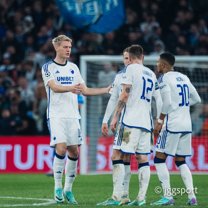 Orri Steinn Óskarsson ræðir hér við félaga sína í FCK.