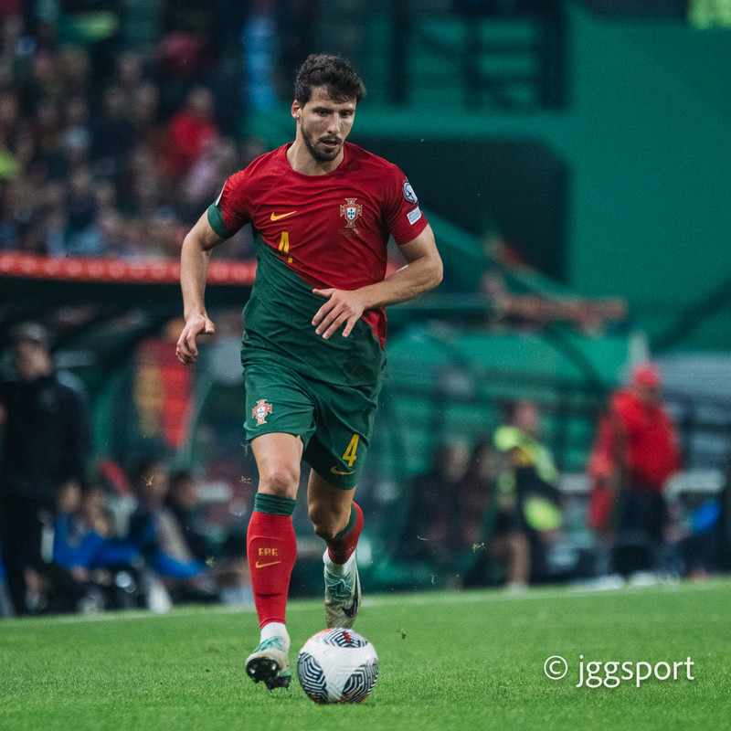 Ruben Dias er sterkur í vörninni.
