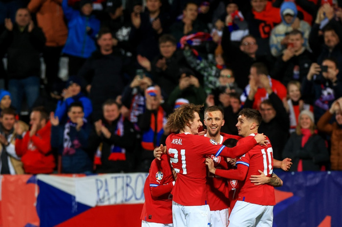 Tékkar tryggðu sig inn á EM og hjálpuðu Íslendingum í leiðinni