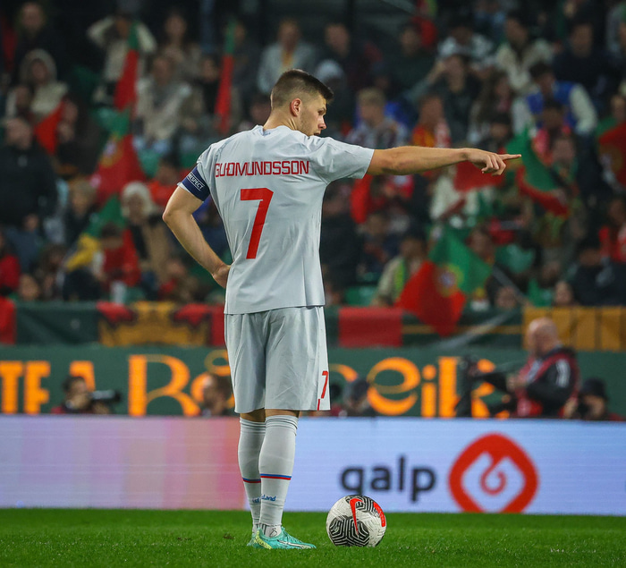Jóhann Berg hefur borið fyrirliðabandið í landsliðin