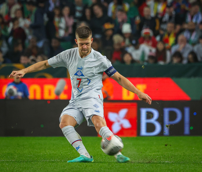 Jóhann í landsleik gegn Portúgal.