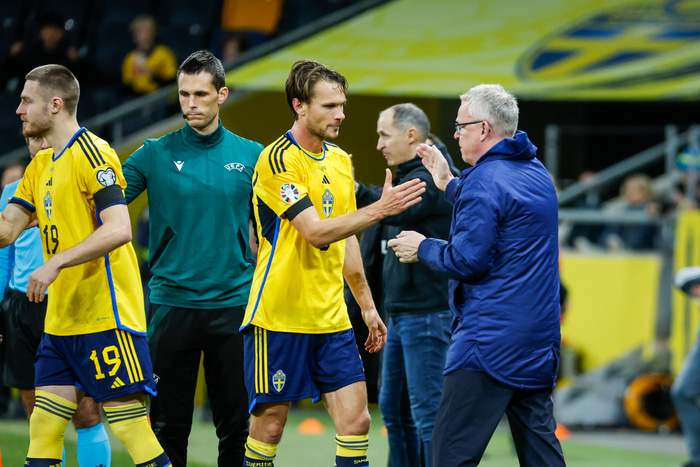 Ekdal fór af velli á 70. mínútu í tilefni 70. landsleiksins.