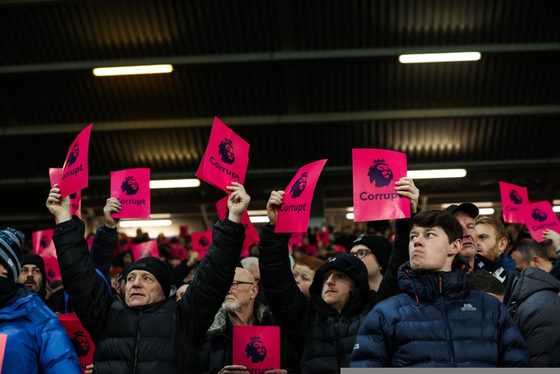 Stuðningsmenn Everton með bleiku spjöldin