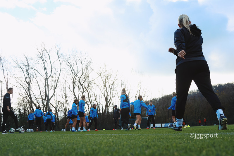 Ísland mætt í jólastemmningu til Cardiff