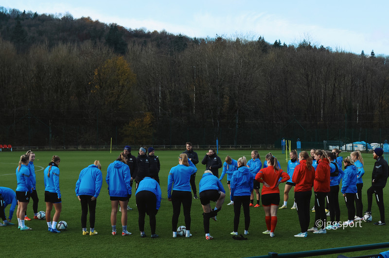 Ísland mætt í jólastemmningu til Cardiff
