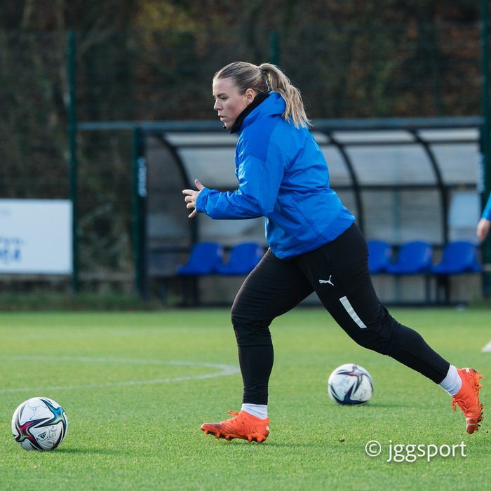 Ingibjörg á æfingu íslenska landsliðsins í Cardiff í dag.