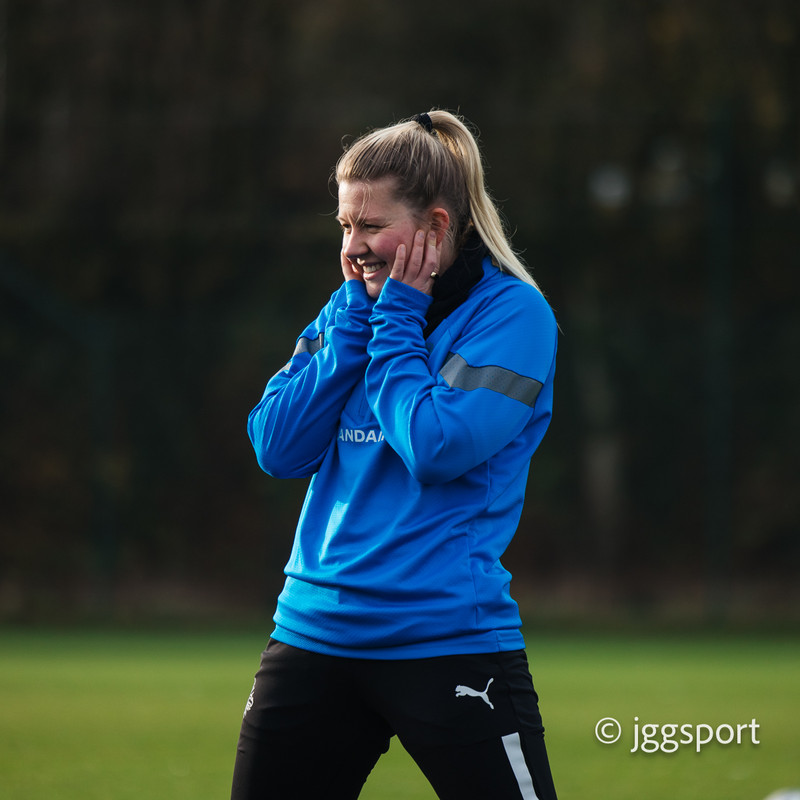 Selma Sól á æfingu Íslands í Cardiff í morgun.