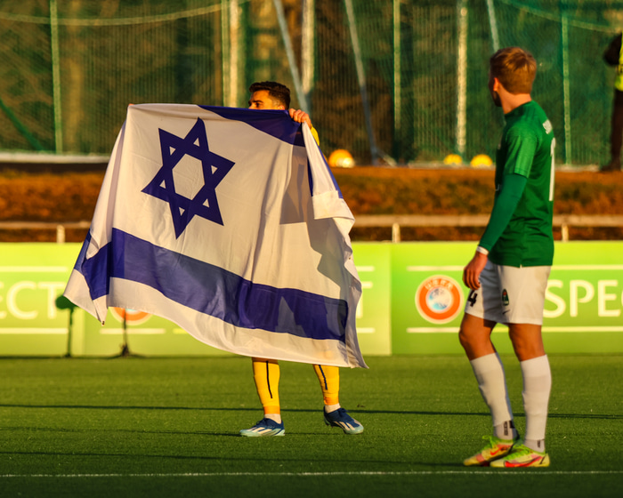 Dan Biton fagnar marki sínu.