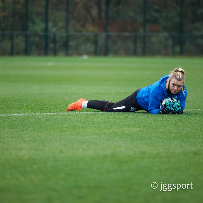 Ingibjörg handsamar boltann á æfingu í morgun. Fleiri myndir sem Jónína Guðbjörg Guðbjartsdóttir tók af töktum hennar má sjá neðar í fréttinni.
