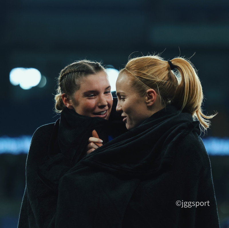 Karólína Lea og Glódís vafðar í teppi eftir leikinn í kvöld. Þær áttu báðar góðan leik.