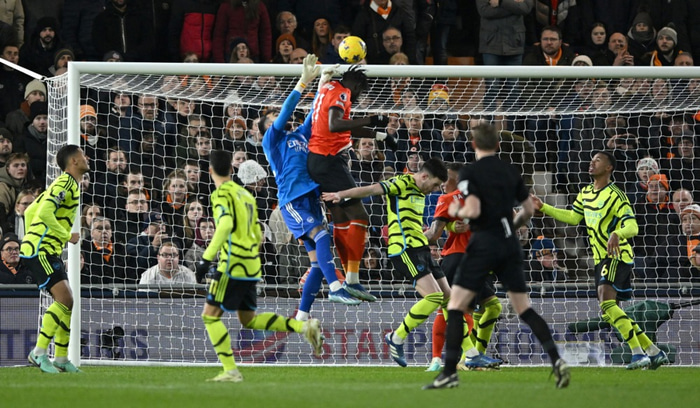 David Raya gerði mistök í tveimur mörkum Luton.