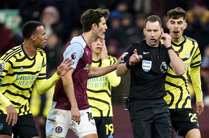 Kai Havertz og fleiri leikmenn Arsenal umkringja Jarred Gillet