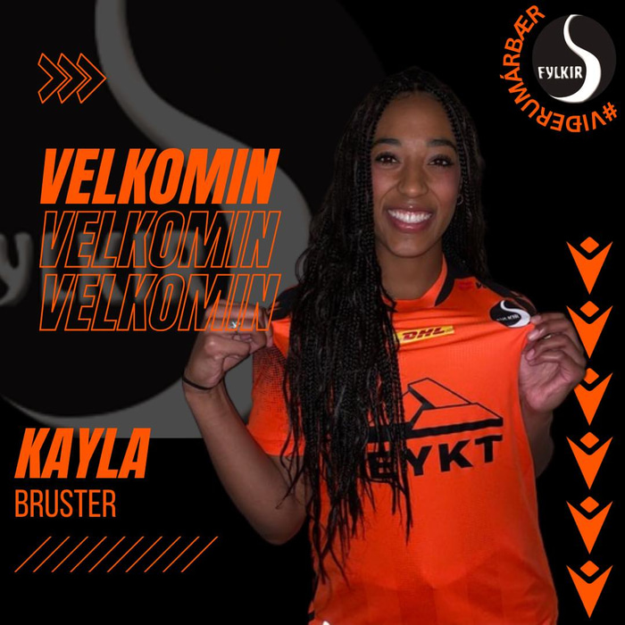 Kayla Bruster kemur ný inn í vörnina.