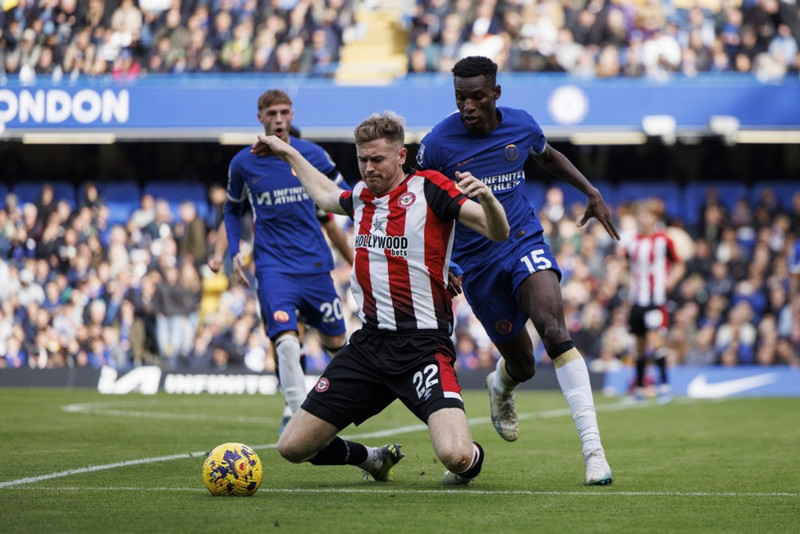 Collins er nýr fyrirliði Brentford (Staðfest)