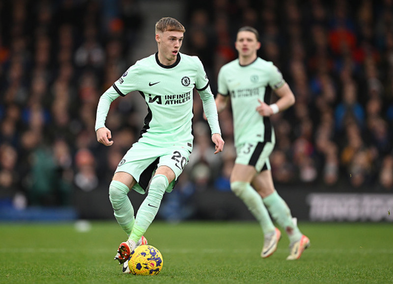 <B>Miðjumaður: Cole Palmer (Chelsea)</B> - Þvílík sending frá Palmer á Mudryk í fyrsta marki Chelsea í endurkomusigri gegn Nottingham Forest. Palmer heldur áfram að leika við hvurn sinn fingur.