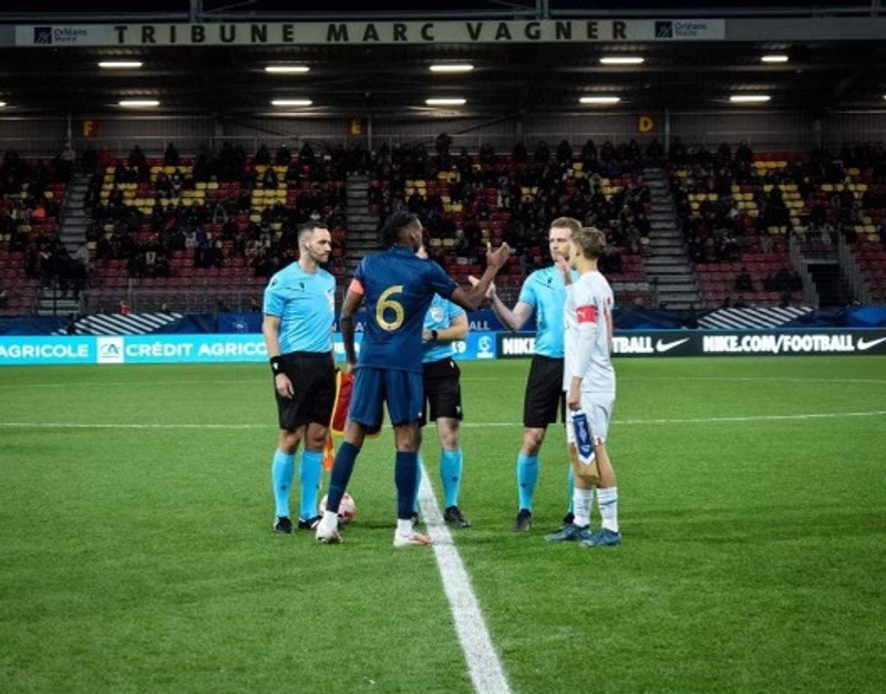 Fyrirliði í leik með U19 landsliðinu.