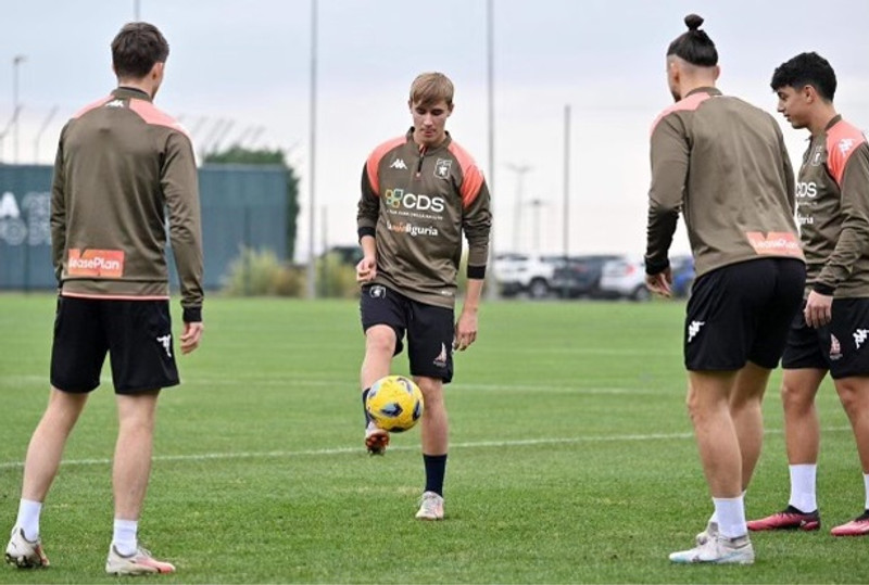 Á æfingu með aðalliði Genoa síðasta vetur.