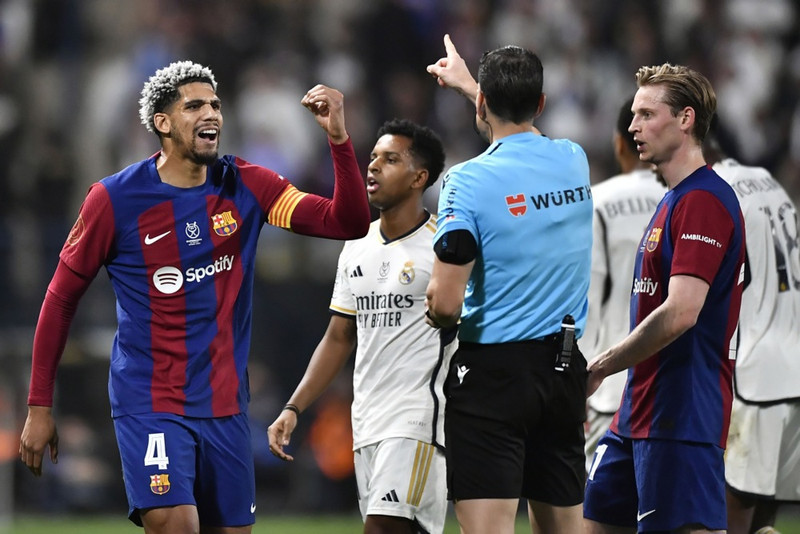 Araujo er á leið til Liverpool