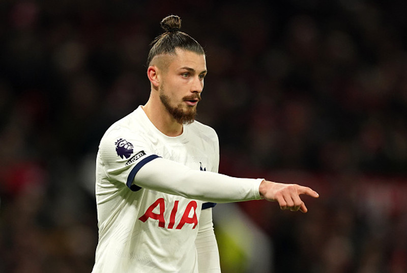 <b>Varnarmaður: Radu Dragusin (Tottenham)</b> - Dragusin lék virkilega vel við hlið Cristian Romero í fjarveru Micky van de Ven sem er meiddur. Dragusin steig ekki feilspor í 4-1 sigri Spurs gegn Aston Villa.