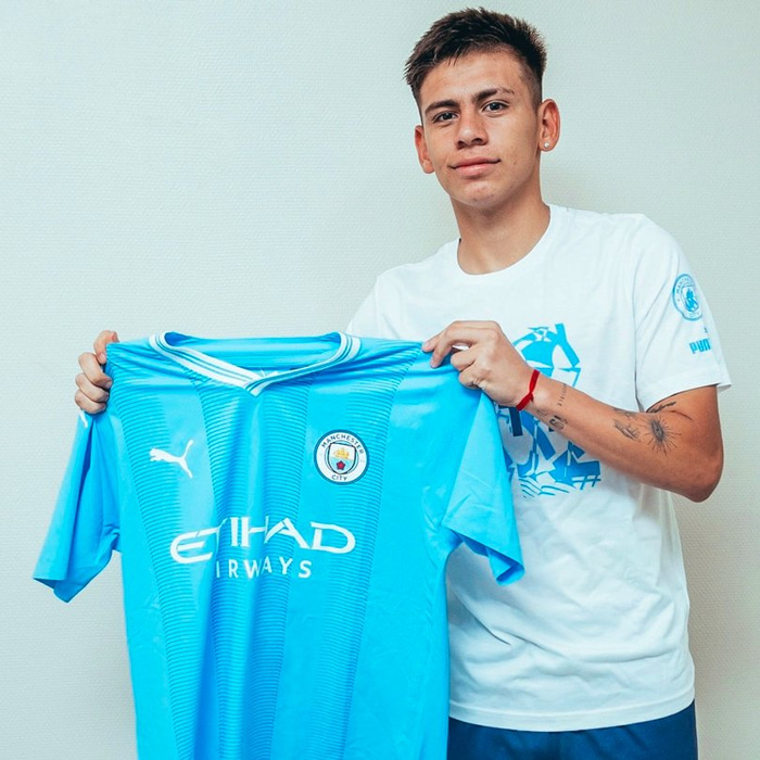 Claudio Echeverri kemur til City í janúar.