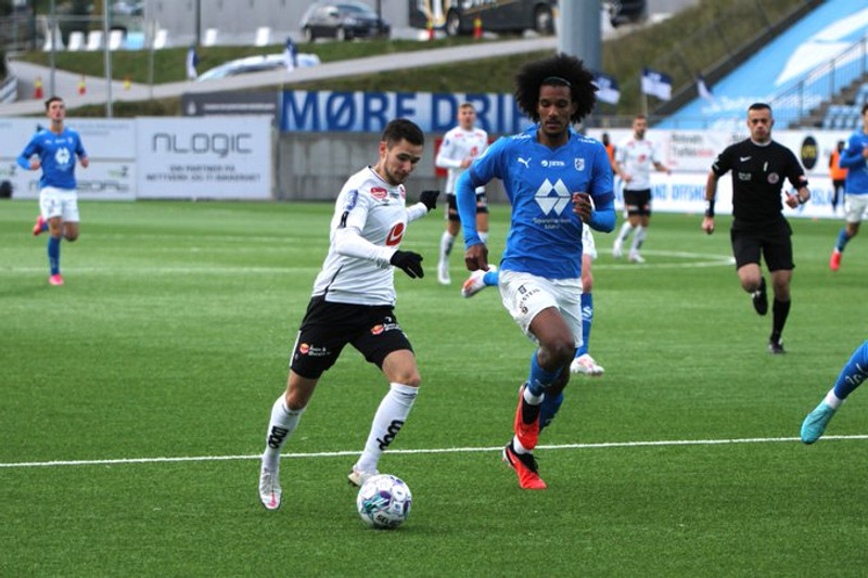 Lék með Sogndal í tvö tímabil í norsku B-deildinni.