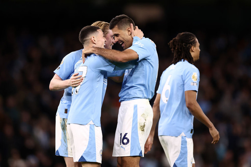 England: Haaland skoraði tvennu þegar Man City komst á toppinn
