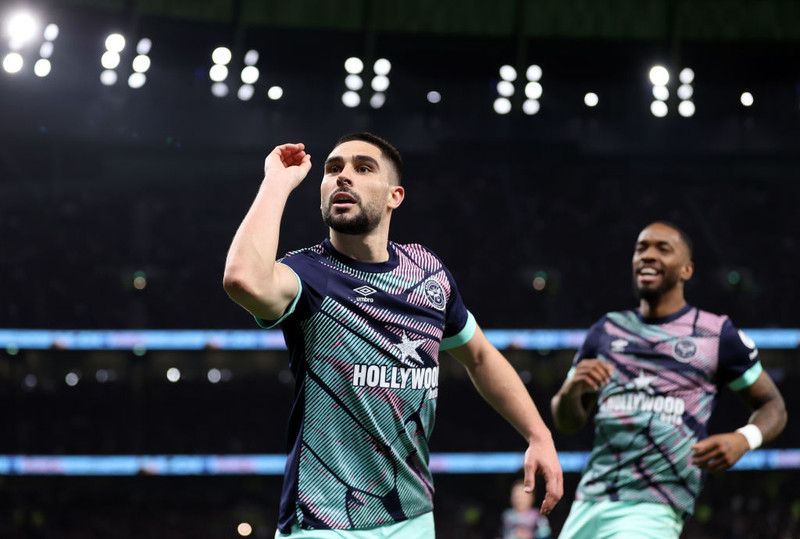 Maupay var á láni hjá Brentford.